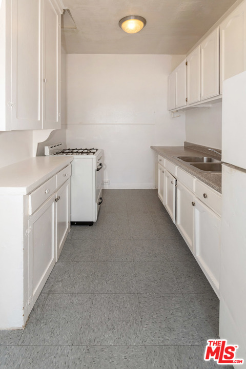 1522 N Mariposa Avenue Property Photo 6