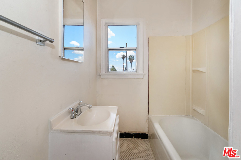 1522 N Mariposa Avenue Property Photo 10