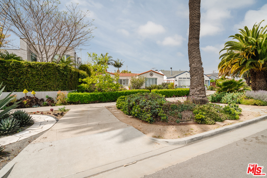 3875 Marcasel Avenue Property Photo 6