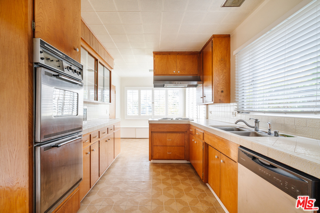 3875 Marcasel Avenue Property Photo 8