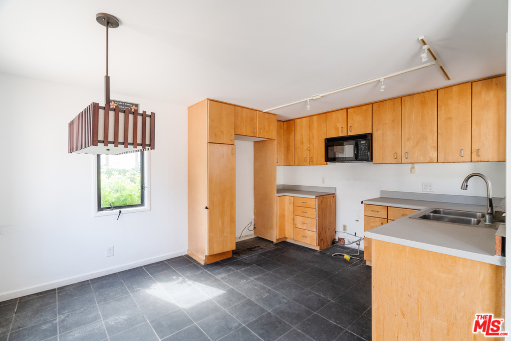 3875 Marcasel Avenue Property Photo 25