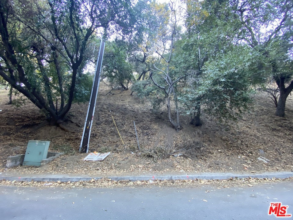 7506 Willow Glen Road Property Photo 5