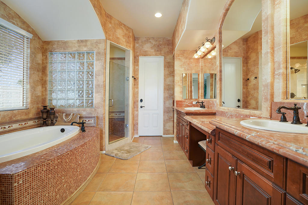 219033647PS Property Photo 13