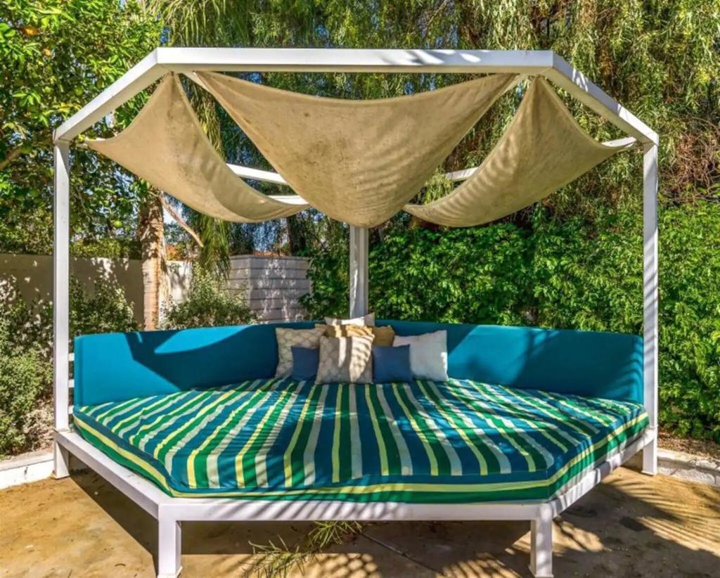 72382 Desert Drive Property Photo 10