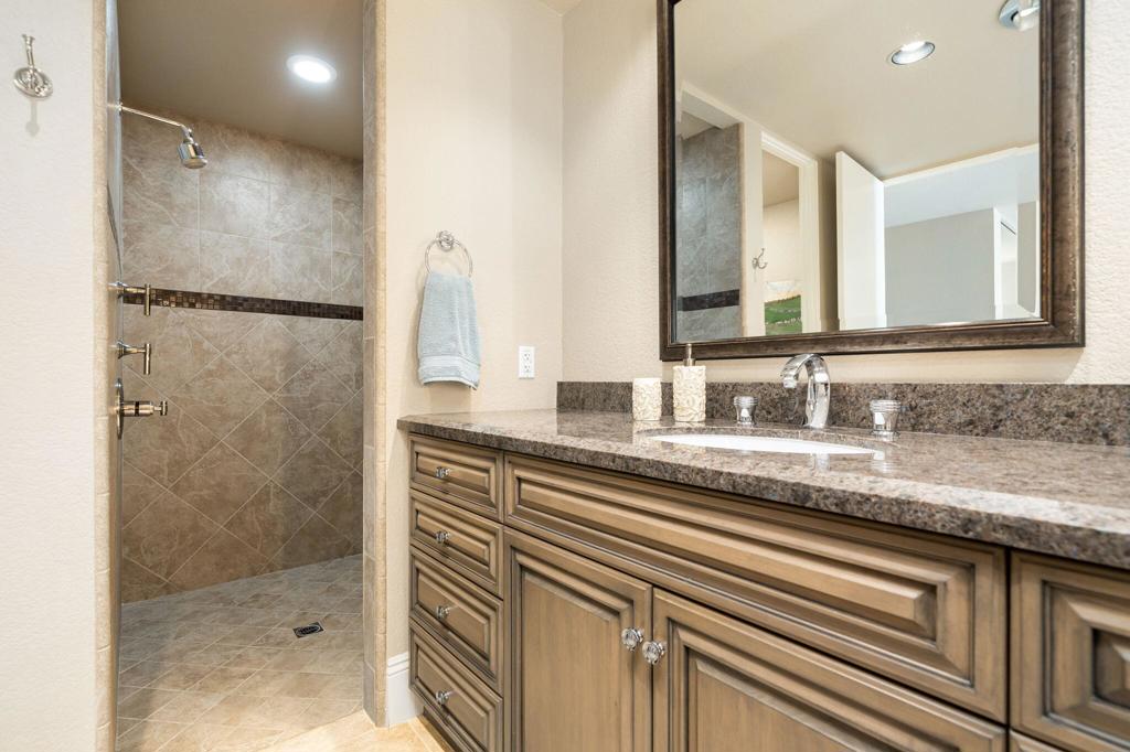 6 Oxford Court Property Photo 27