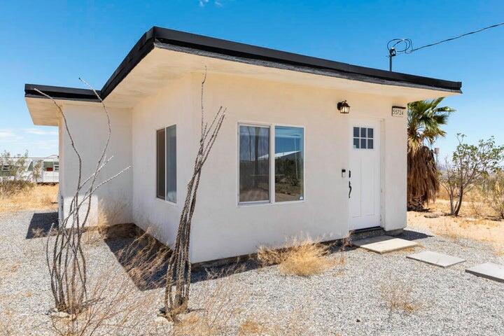 55724 Sunnyslope Drive Property Photo 1