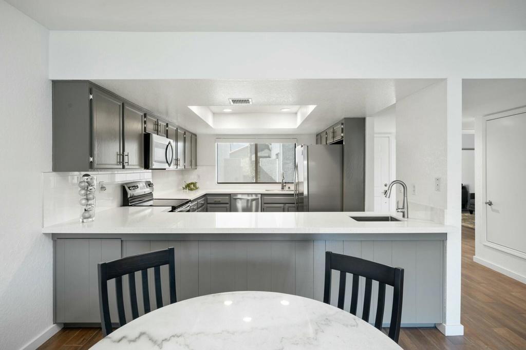 154 Wimbledon Court Property Photo 11