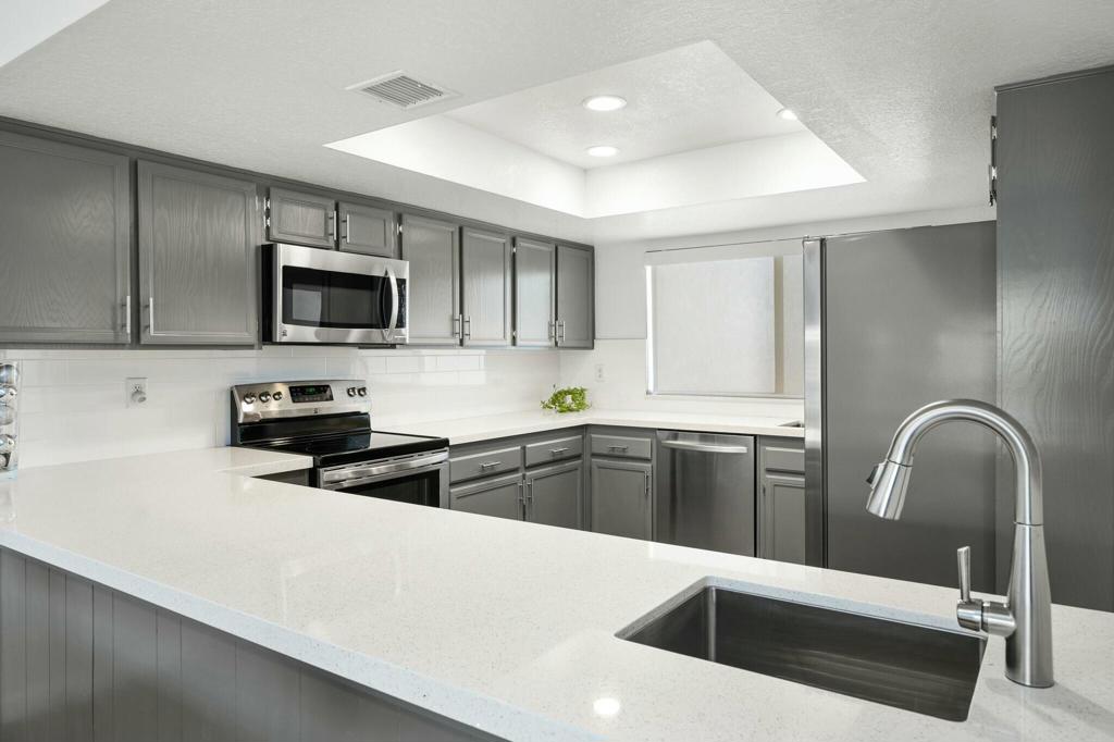 154 Wimbledon Court Property Photo 12