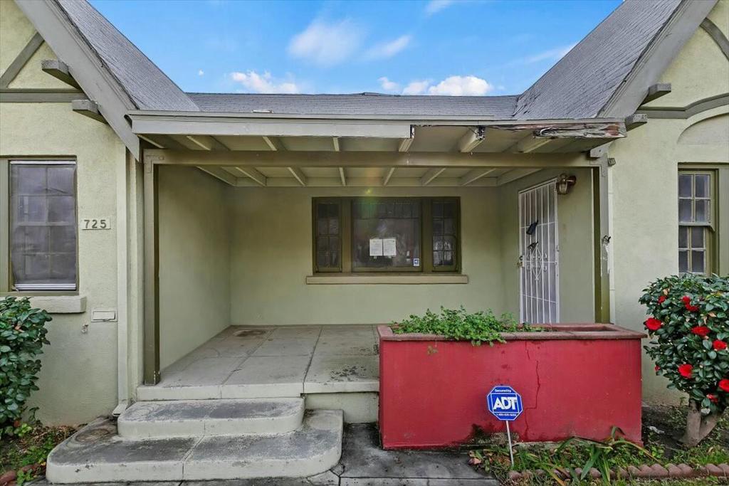 725 W 26th Street Property Photo 5