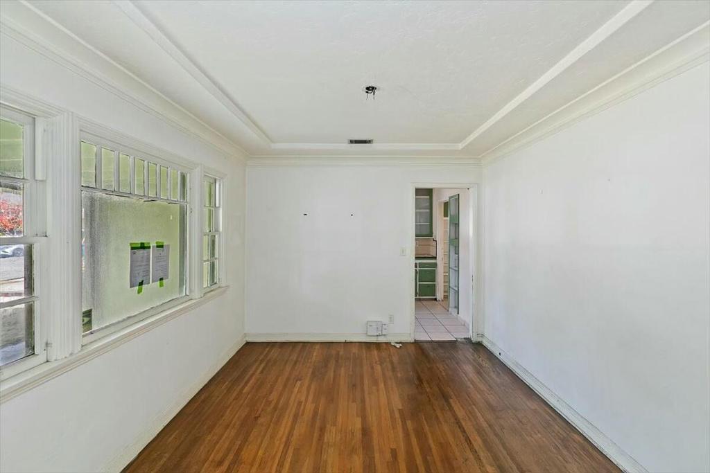725 W 26th Street Property Photo 9