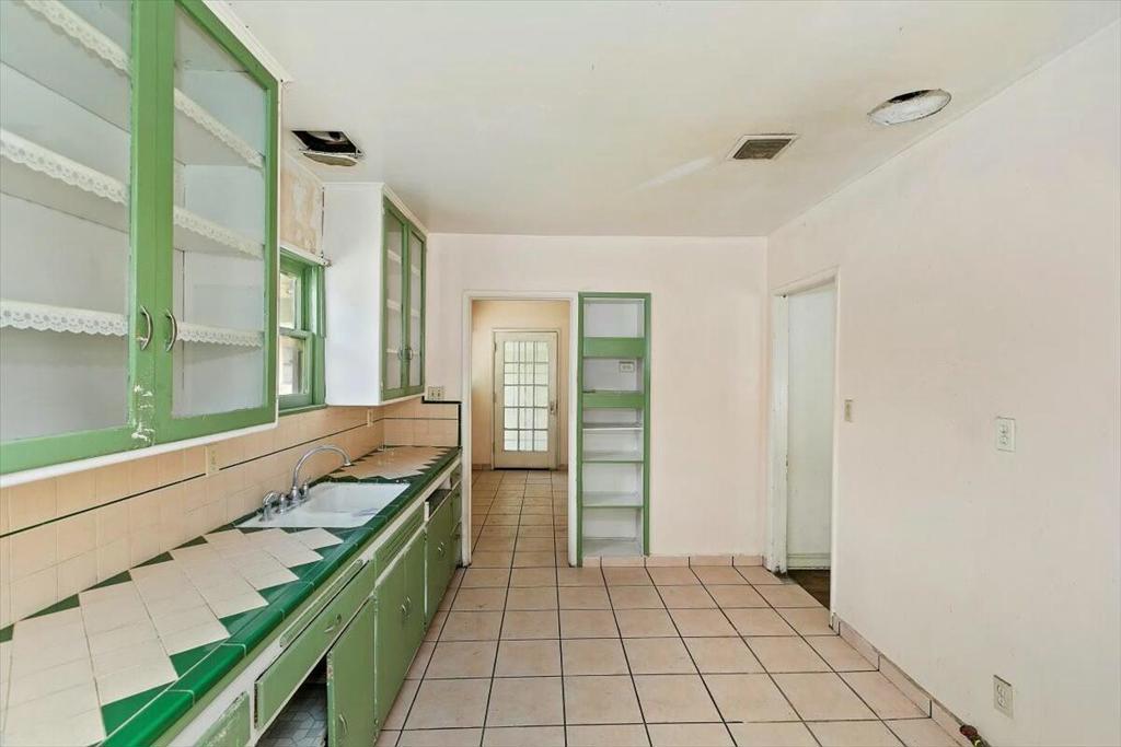 725 W 26th Street Property Photo 12