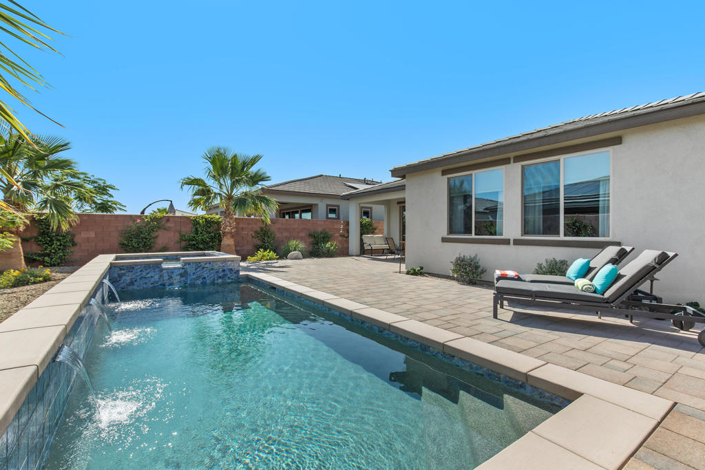82420 Round Valley Drive Property Photo 2
