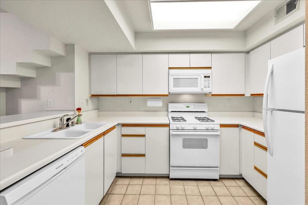 1555 N Chaparral Road 401 Property Photo 3