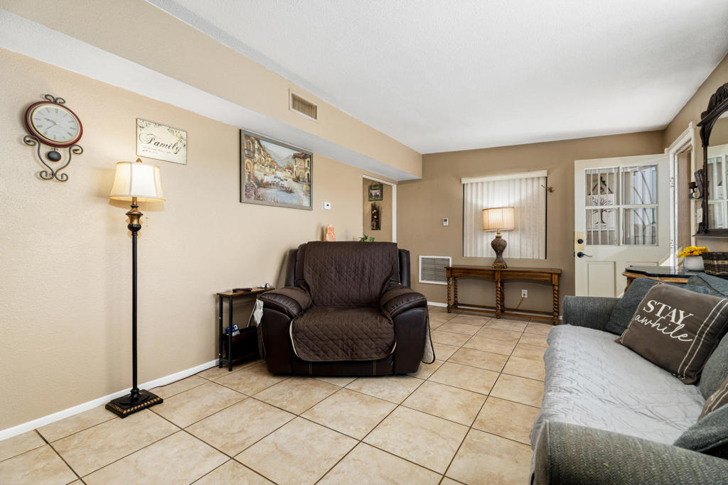 11002 Knobb Avenue Property Photo 10