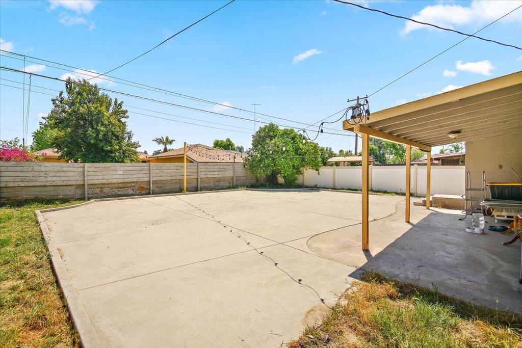 1307 Oakhurst St Drive Property Photo 3