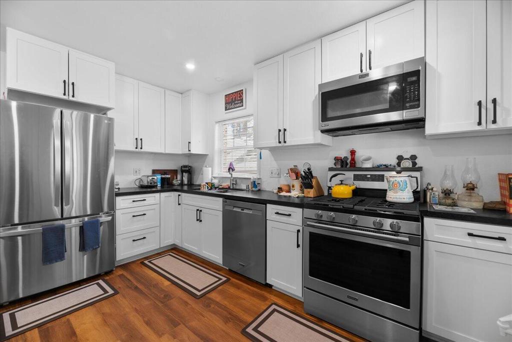 233 E Angeles Boulevard Property Photo 5