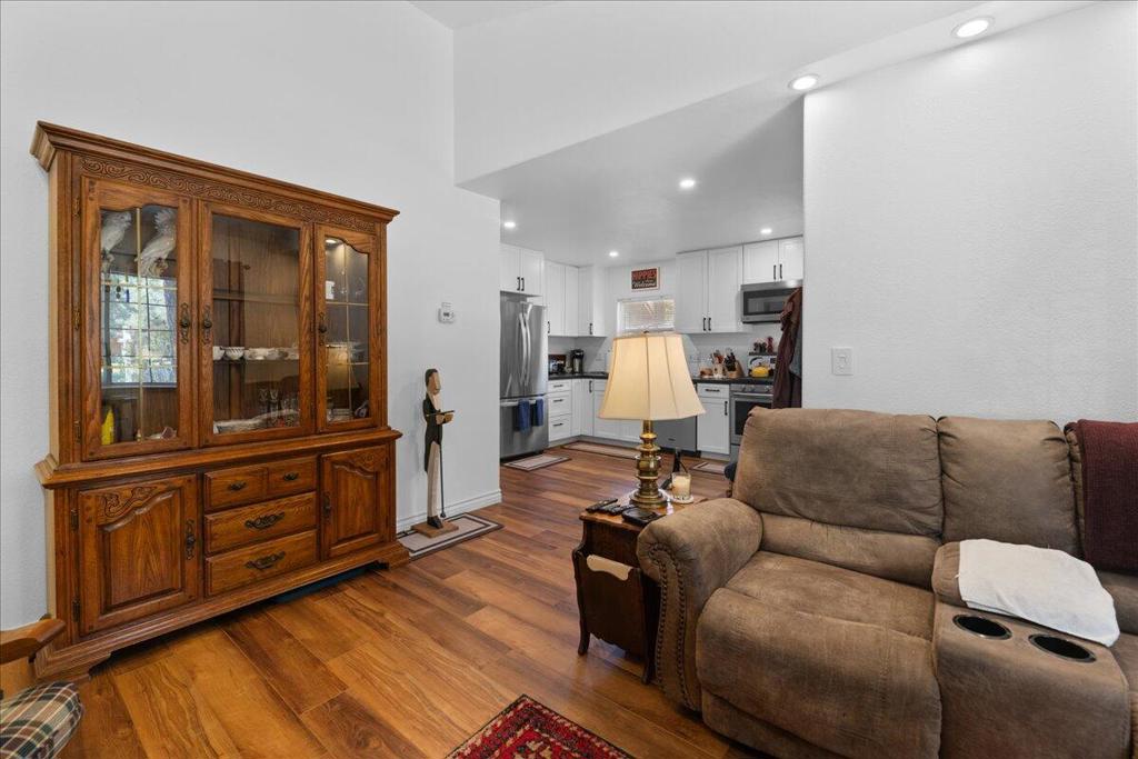 233 E Angeles Boulevard Property Photo 10