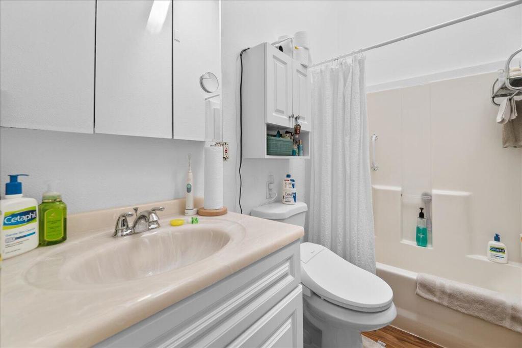 233 E Angeles Boulevard Property Photo 16