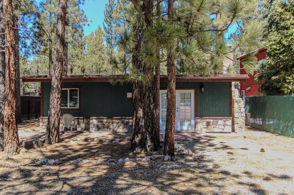 805 E Fairway Boulevard Property Photo 1