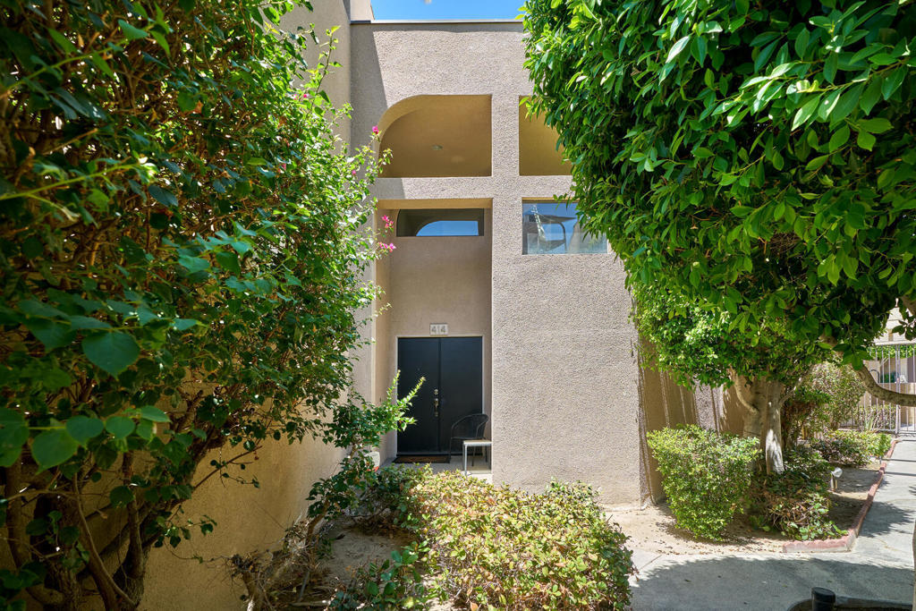 414 W Village Square Property Photo 1