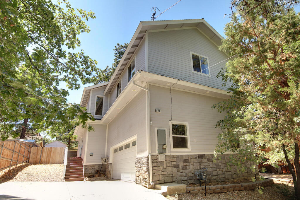 826 Santa Barbara Avenue Property Photo 3