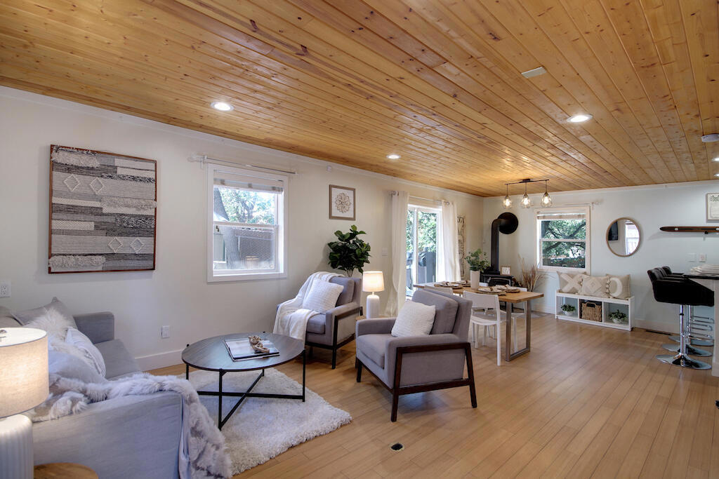 826 Santa Barbara Avenue Property Photo 6