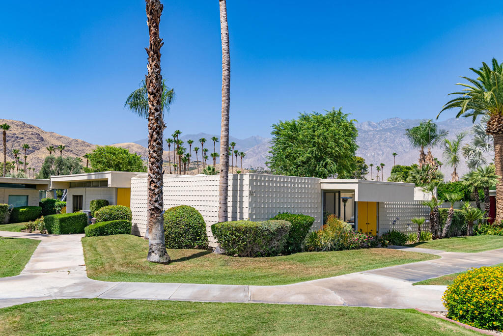 322 Desert Lakes Drive Property Photo 1
