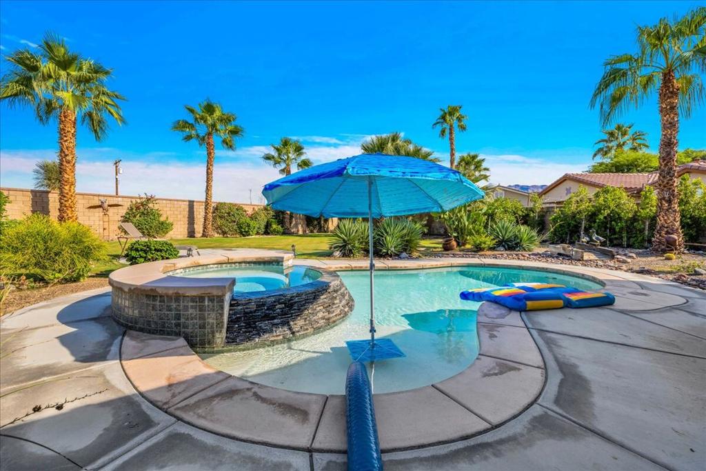 60636 Desert Shadows Drive Property Photo 1