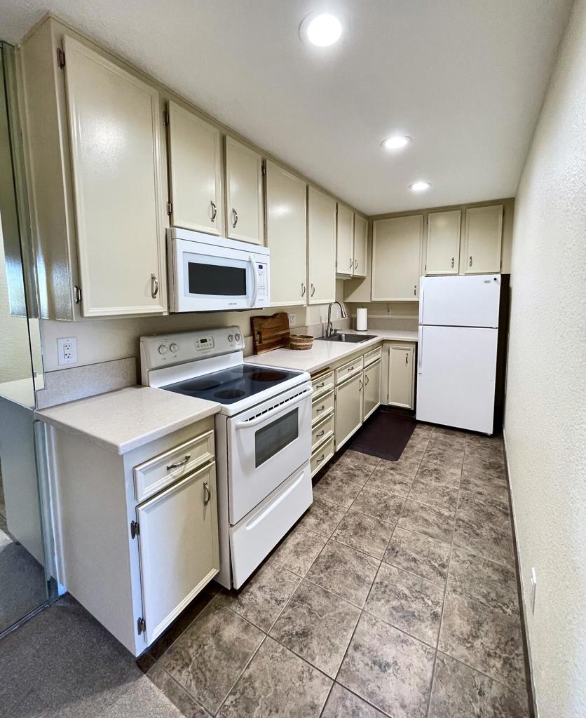 2822 N Auburn Court 210 Property Photo 3