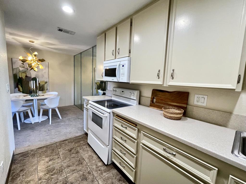 2822 N Auburn Court 210 Property Photo 8