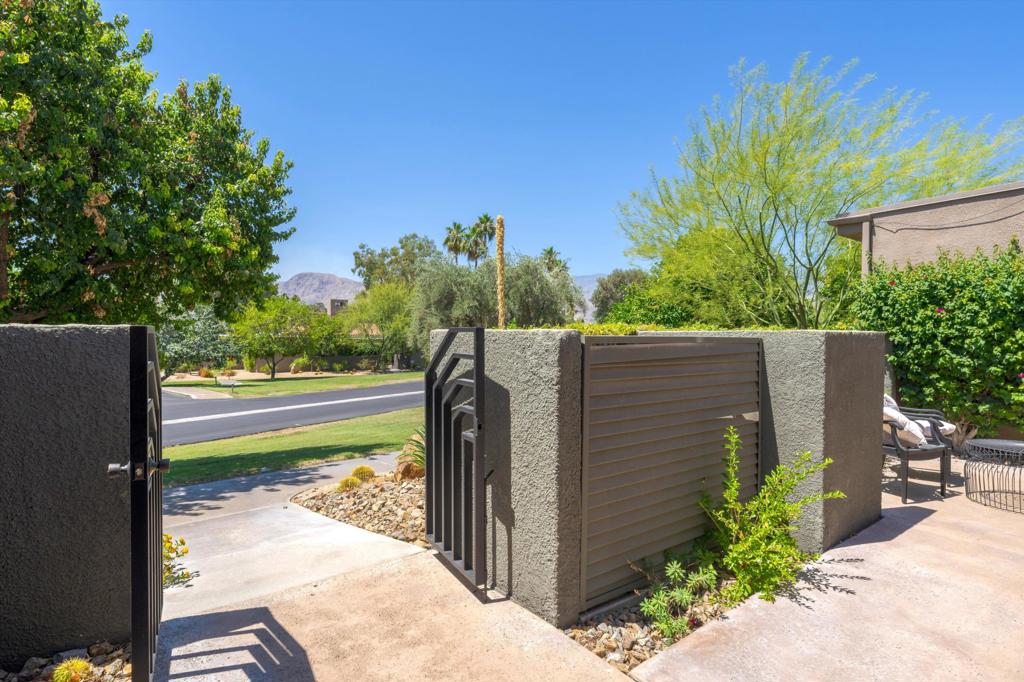 522 Desert West Drive Property Photo 5