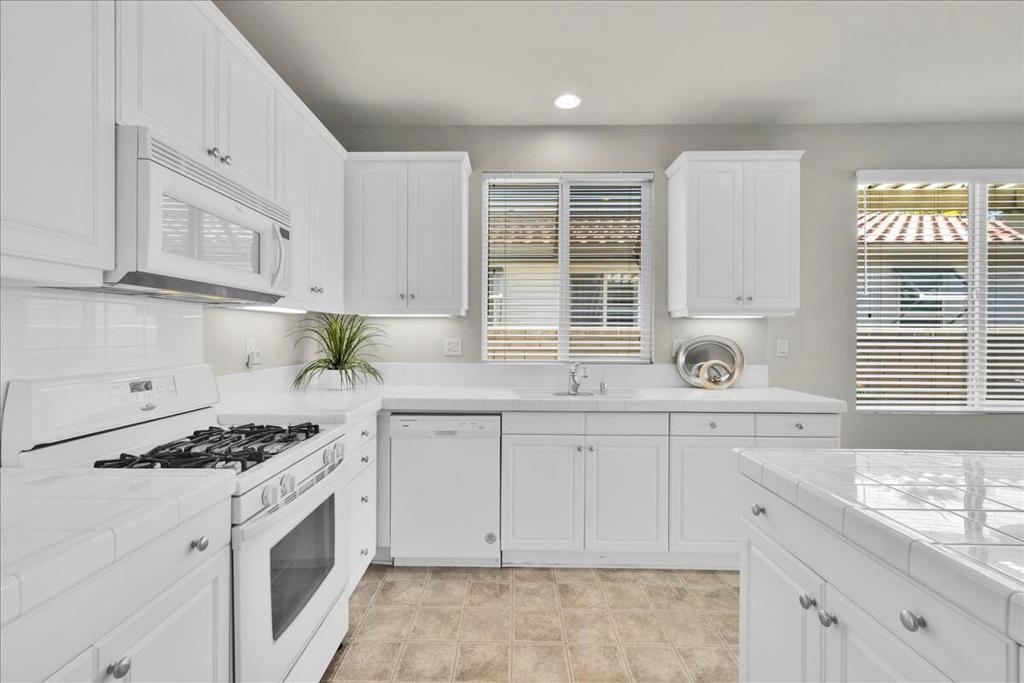 2590 Windmill Way Property Photo 11