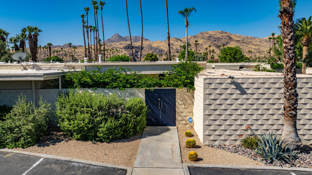 320 Desert Lakes Drive Property Photo 1