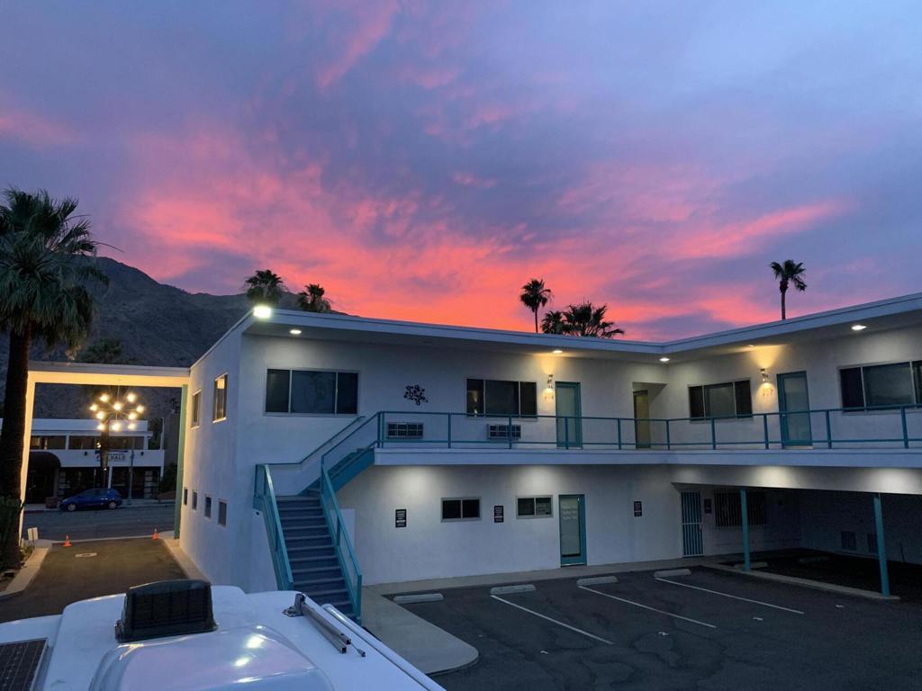 664 668 Palm Canyon Drive Property Photo 20