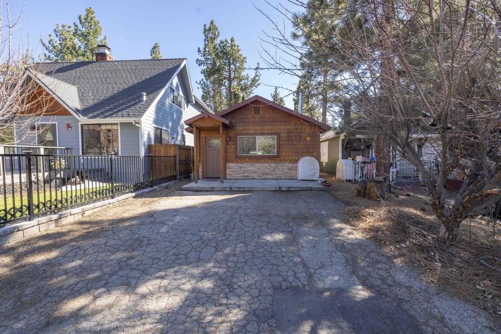 132 Angeles Boulevard Property Photo 2