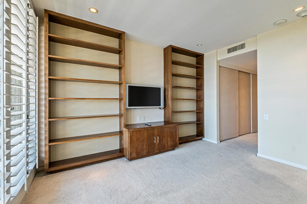 219146043PS Property Photo 31