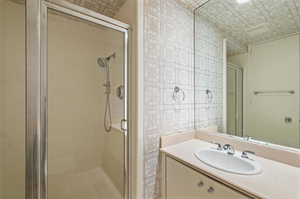 219146043PS Property Photo 33