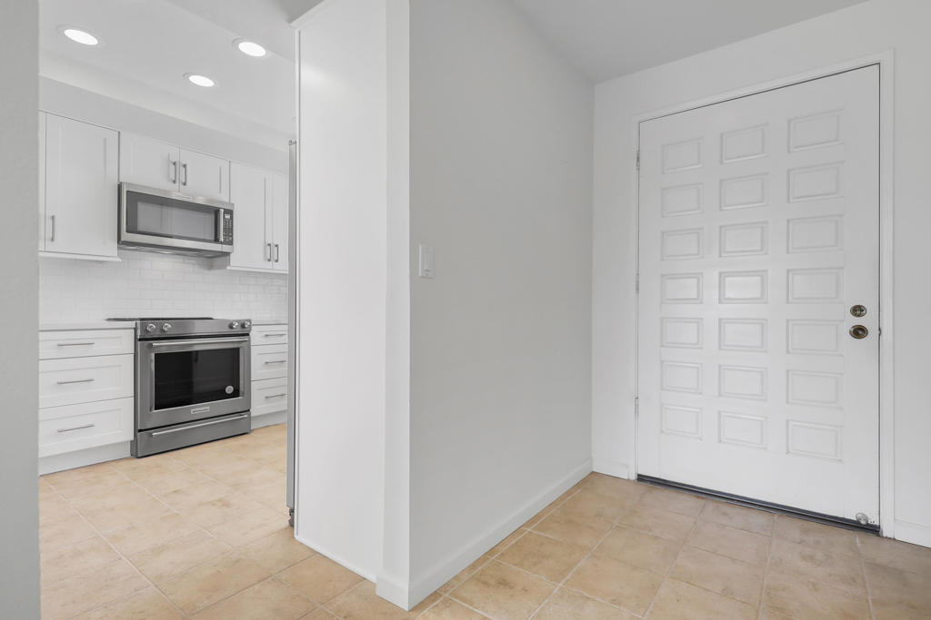 412 S Sierra Madre Property Photo 3
