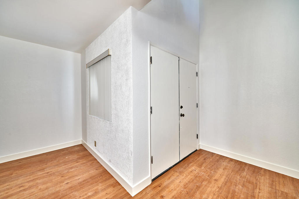 414 W Village Square N Property Photo 4