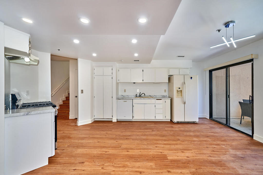 414 W Village Square N Property Photo 8