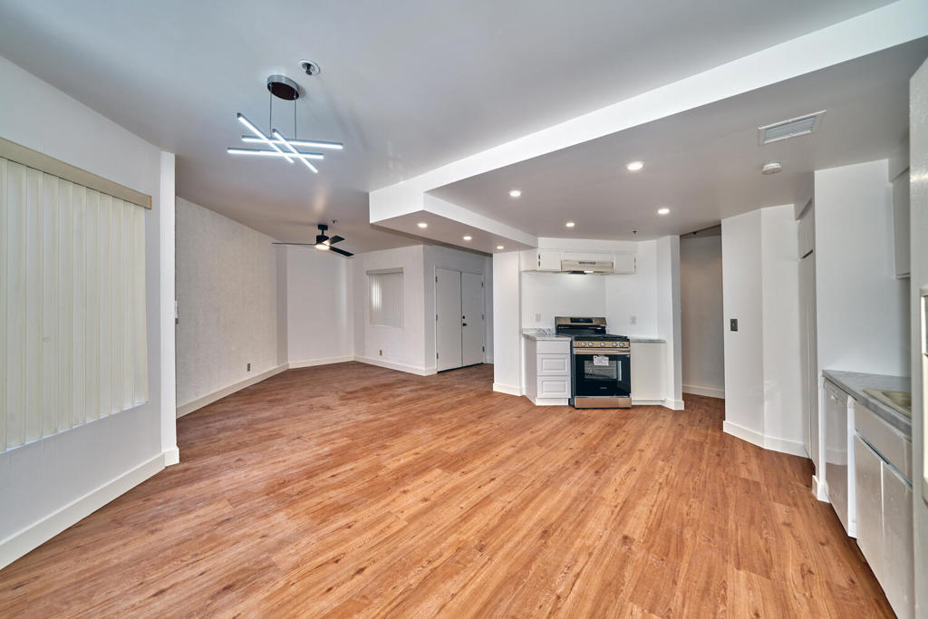 414 W Village Square N Property Photo 12