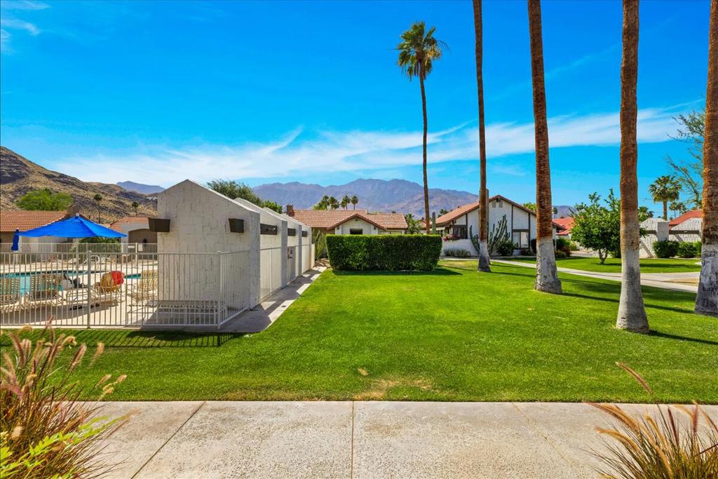 2389 E Miramonte Circle B Property Photo 3