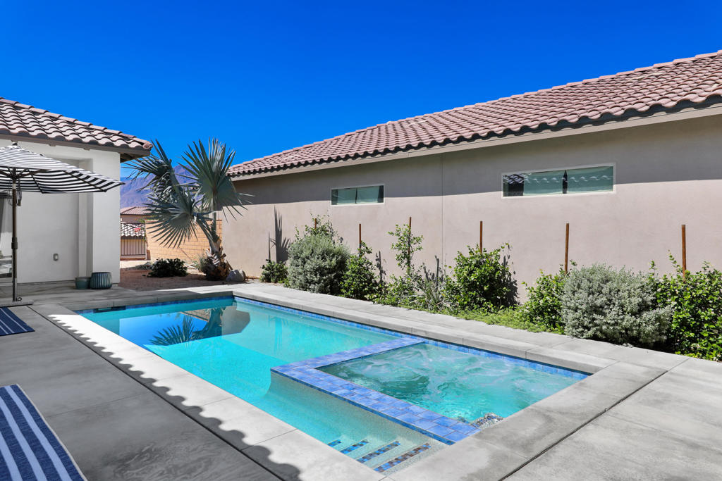 80325 Champions Way Property Photo 5