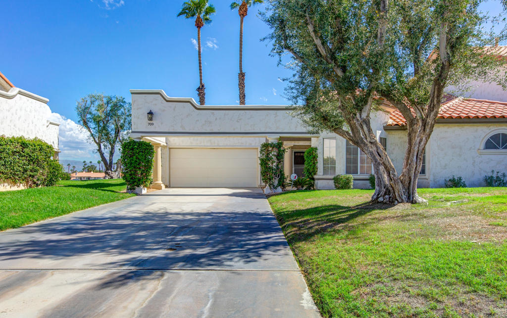 709 Vista Lago Circle N Property Photo 2