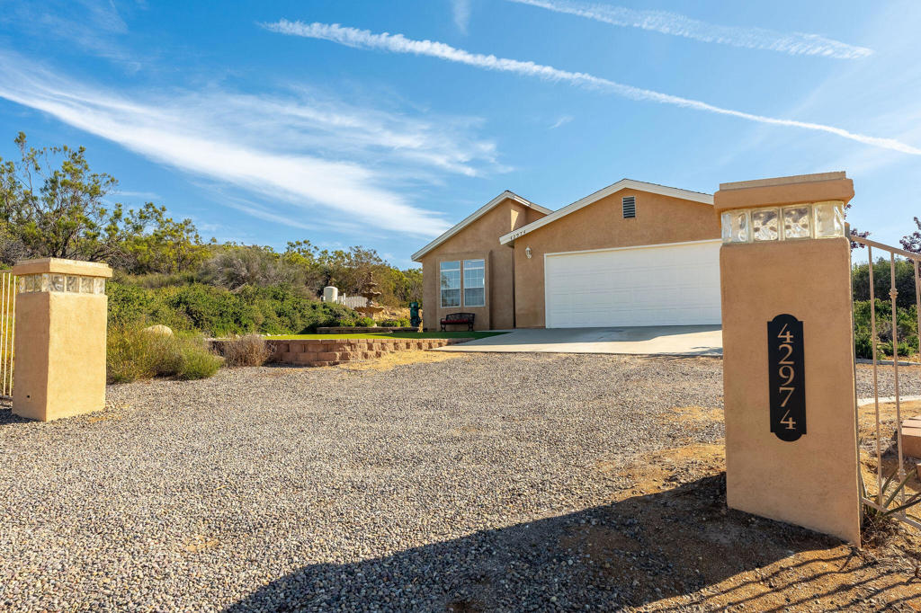 42974 Rolling Hills Drive Property Photo 3