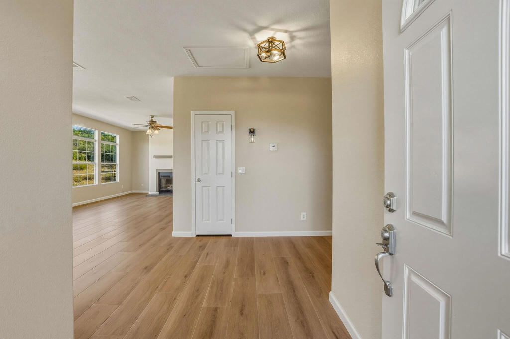 42974 Rolling Hills Drive Property Photo 5