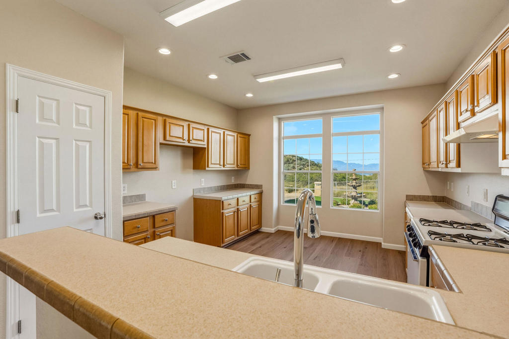 42974 Rolling Hills Drive Property Photo 8