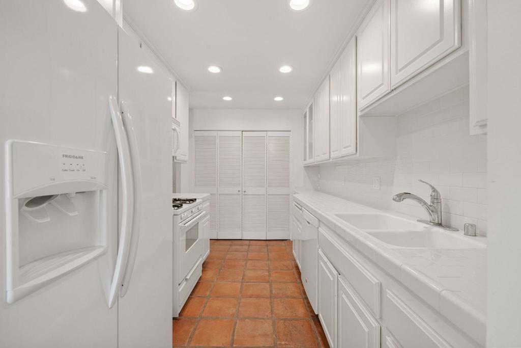 481 N Hermosa Drive Property Photo 18