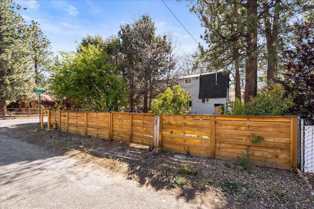 566 Santa Barbara Avenue Property Photo 8