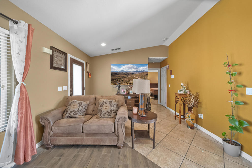 1527 N Marina Drive Property Photo 4